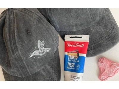 Personaliza tu gorra con timbres de linóleo y Tintas Grabado Speedball para tela